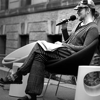 Chrys Schloyer bei einer Lyrik-Performance